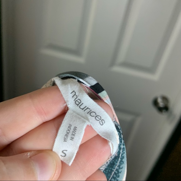 Maurices Multicolor V Neck Sleeveless Blouse size Small - Picture 2 of 8